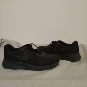 Women's Black Nike Tanjun Shoe- Size 8